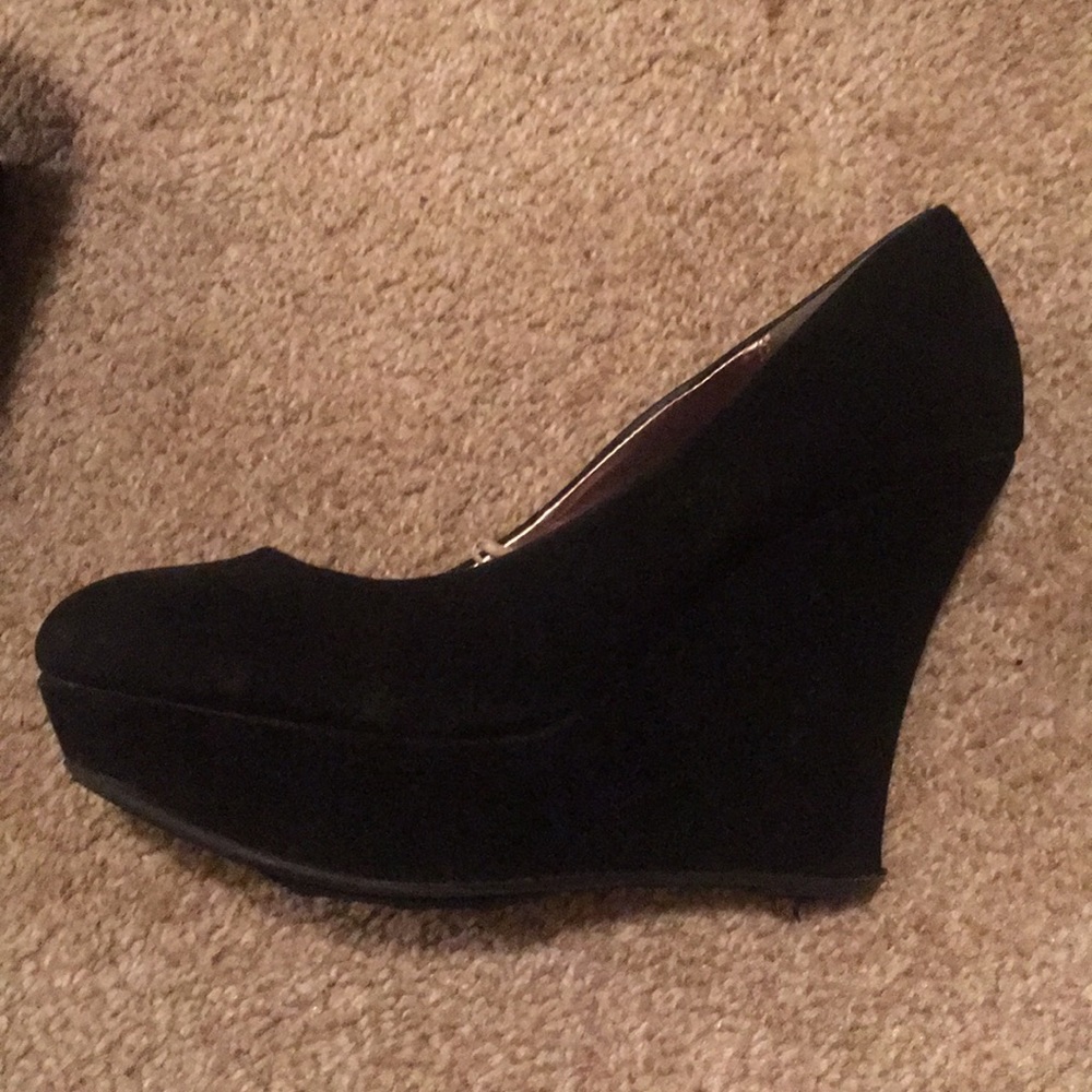 Black wedged heels 👠